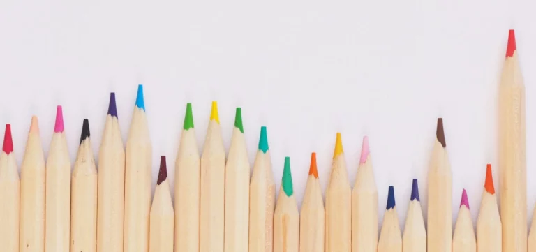 fila de lápices de diferentes colores y tamaños que representa la diversidad en la organización